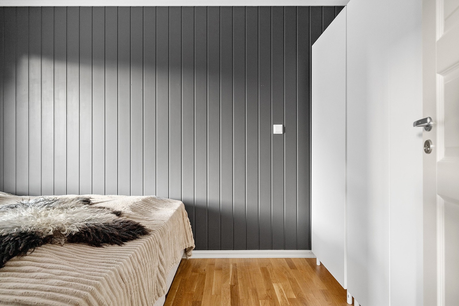 Soverommet i første etasje har god plass til både seng og garderobeløsning. Galleribilde