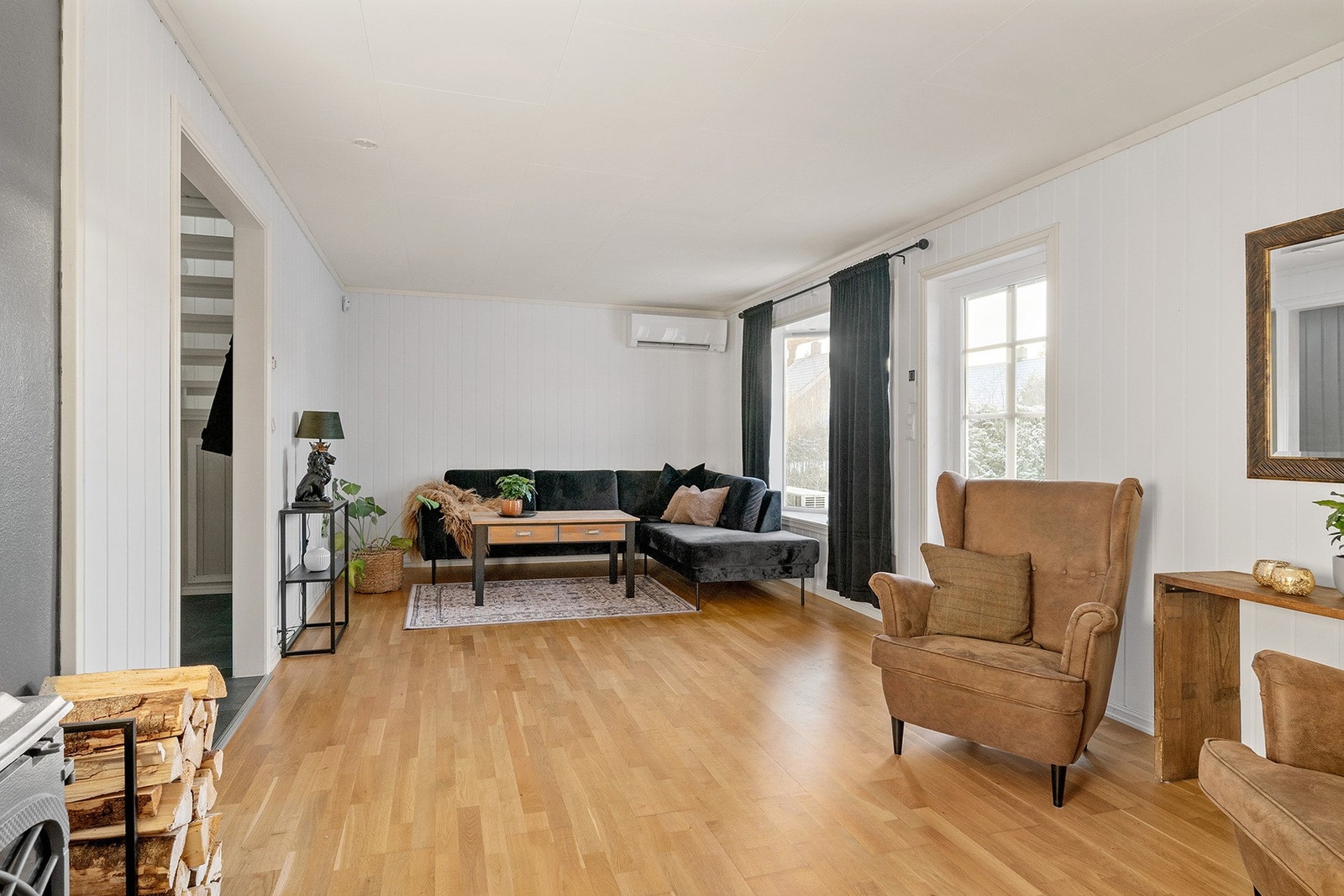 Stuen ligger i naturlig forlengelse av entréen og har en gjennomtenkt planløsning som enkelt kan deles inn i to soner, en sosial spisestuedel og en koselig sofakrok. Galleribilde