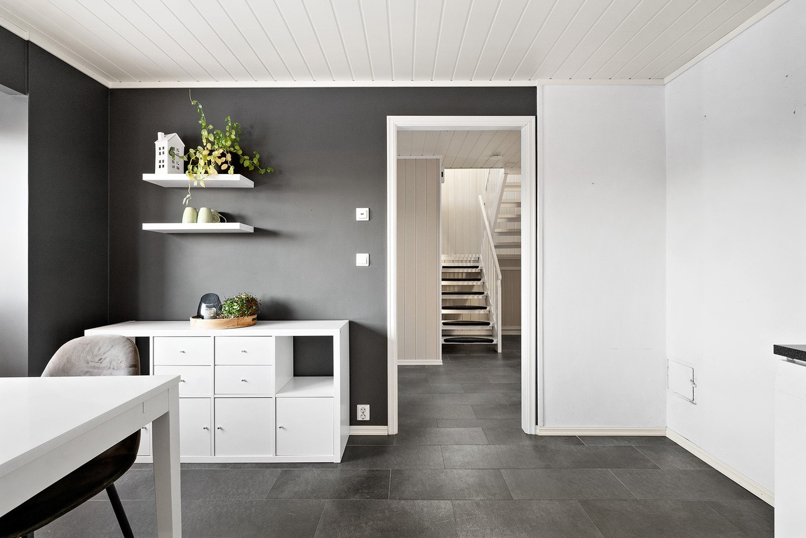 Over benkeplaten er det hvite fliser, og en mekanisk ventilator sørger for godt avtrekk. Galleribilde