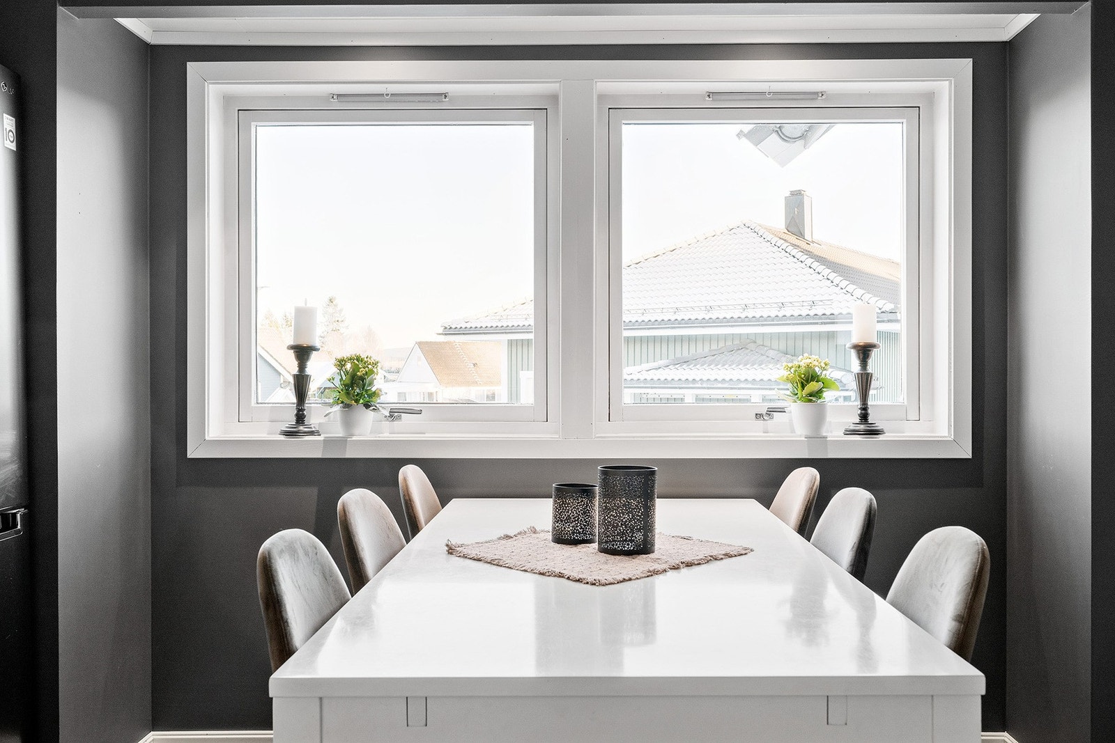 Kjøkkenet har en fin spiseplass under vinduet, der dagslyset faller behagelig inn og gjør rommet ekstra trivelig. Galleribilde