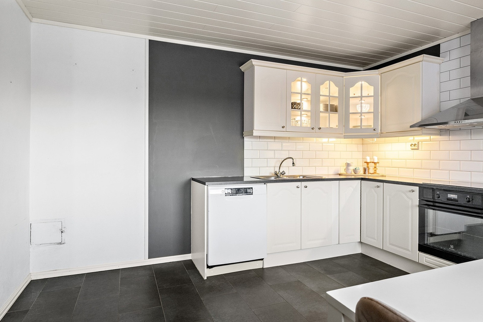 Her får du integrert komfyr med induksjonstopp, samt frittstående kjøleskap og fryser. Galleribilde