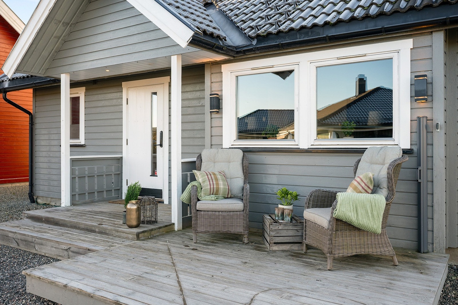 Boligen har en hyggelig adkomst via en markterrasse på ca. 13 m², et naturlig sted å sette ut et par stoler på varme dager og et overbygget inngangsparti som skjermer godt for vær og vind. Galleribilde