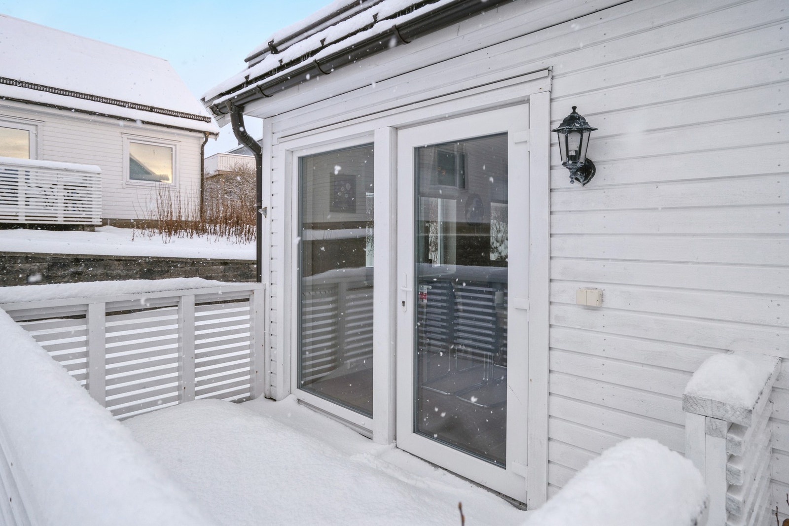 Terrasse med utgang fra stue/kjøkken. Galleribilde