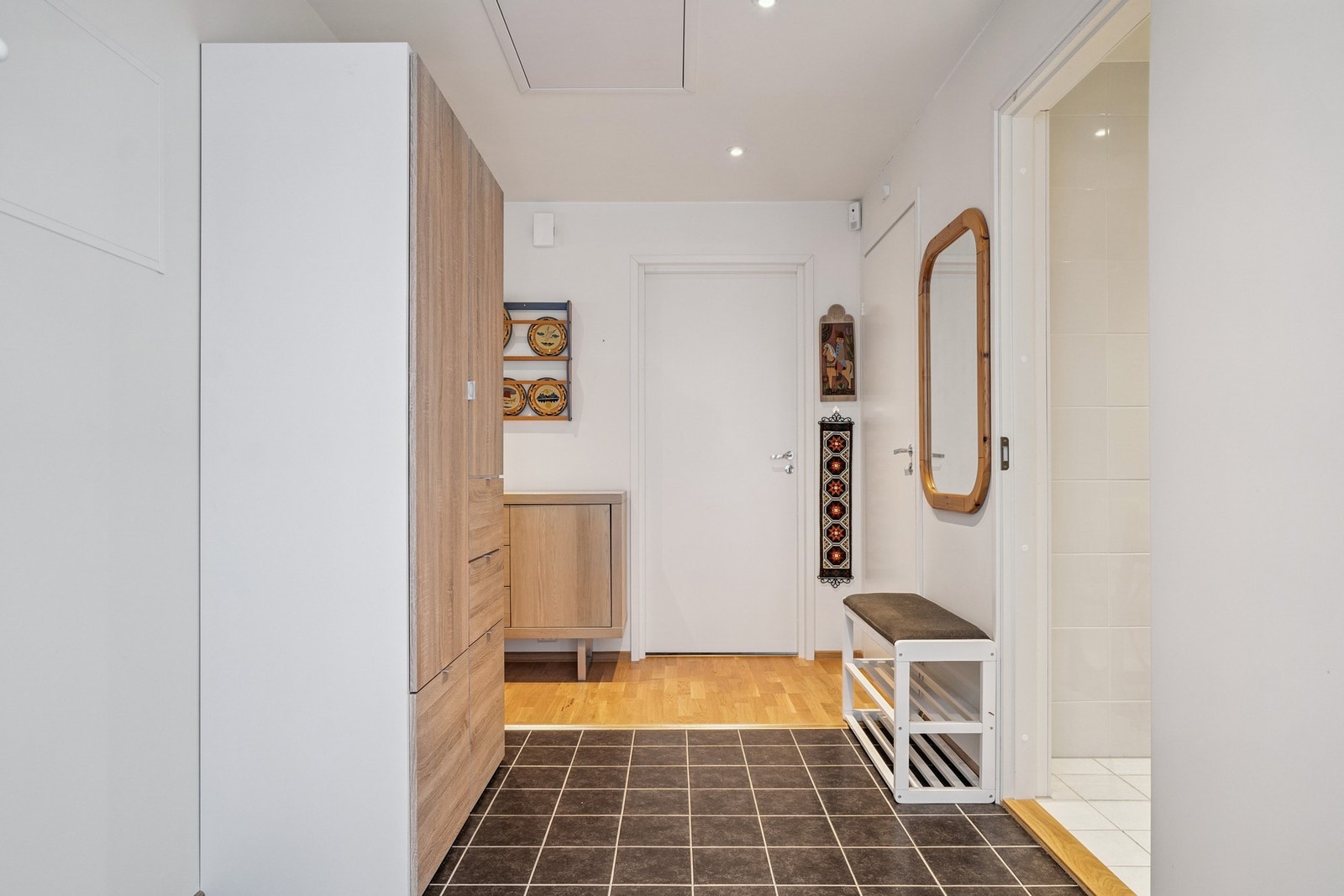 Flislagt gang/entrè med god plass til å henge fra seg yttertøy. Galleribilde