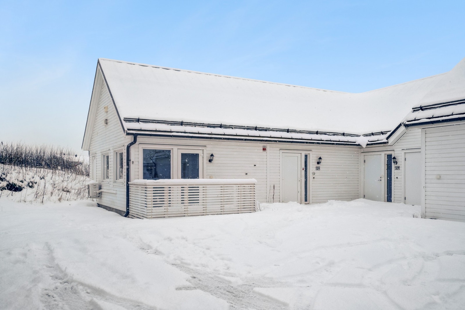 Leknes byr blant annet på flere dagligvarebutikker, servicetilbud, barnehager, skoler, idrettshall, flyplass m.m. Galleribilde