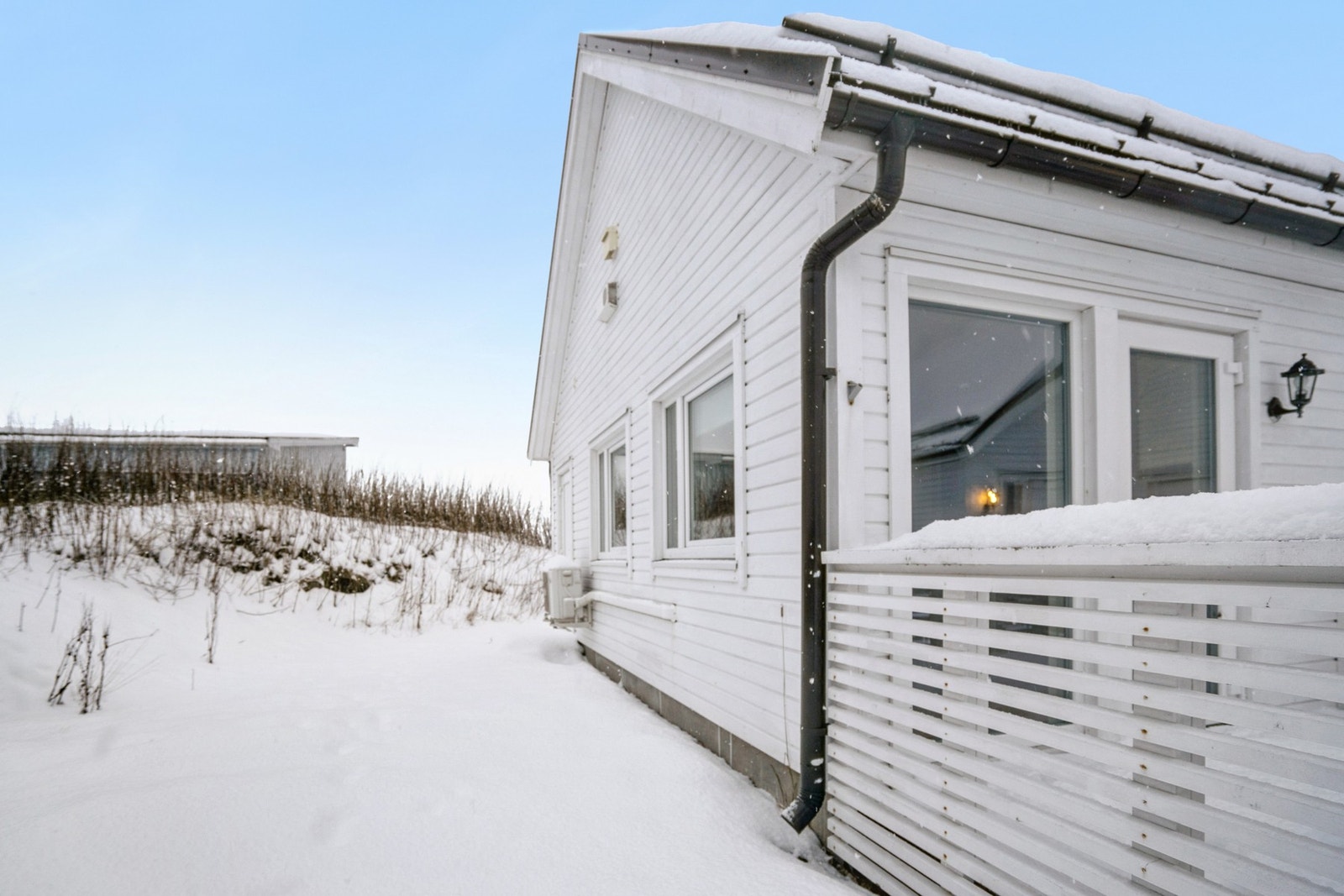 Leiligheten ligger i Haldsvågen sentralt på Leknes. Her ifra er det gangavstand til sentrum. Galleribilde