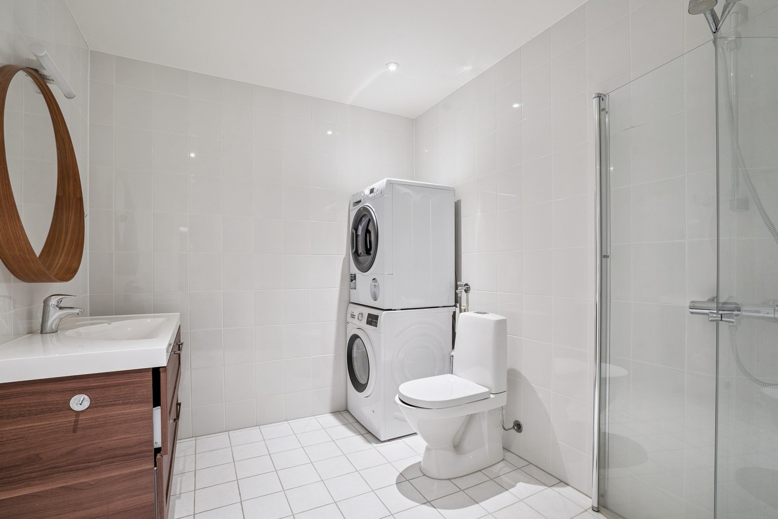 Nøytralt og flislagt bad med elektriske varmekabler. Galleribilde