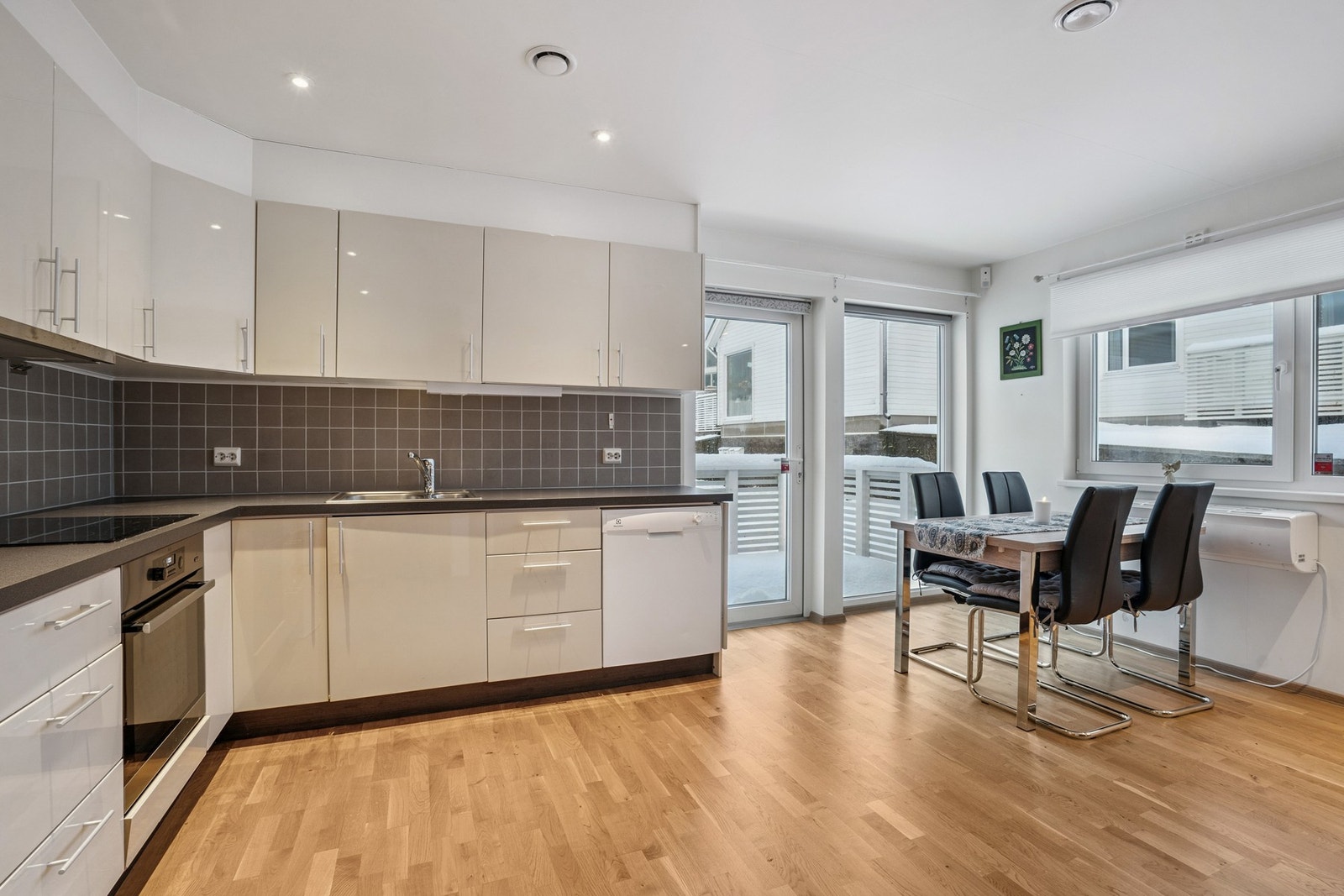 Velkommen til Haldsvågsvingen 12A - Presentert av EiendomsMegler1 Leknes. Foto: EFKT Galleribilde