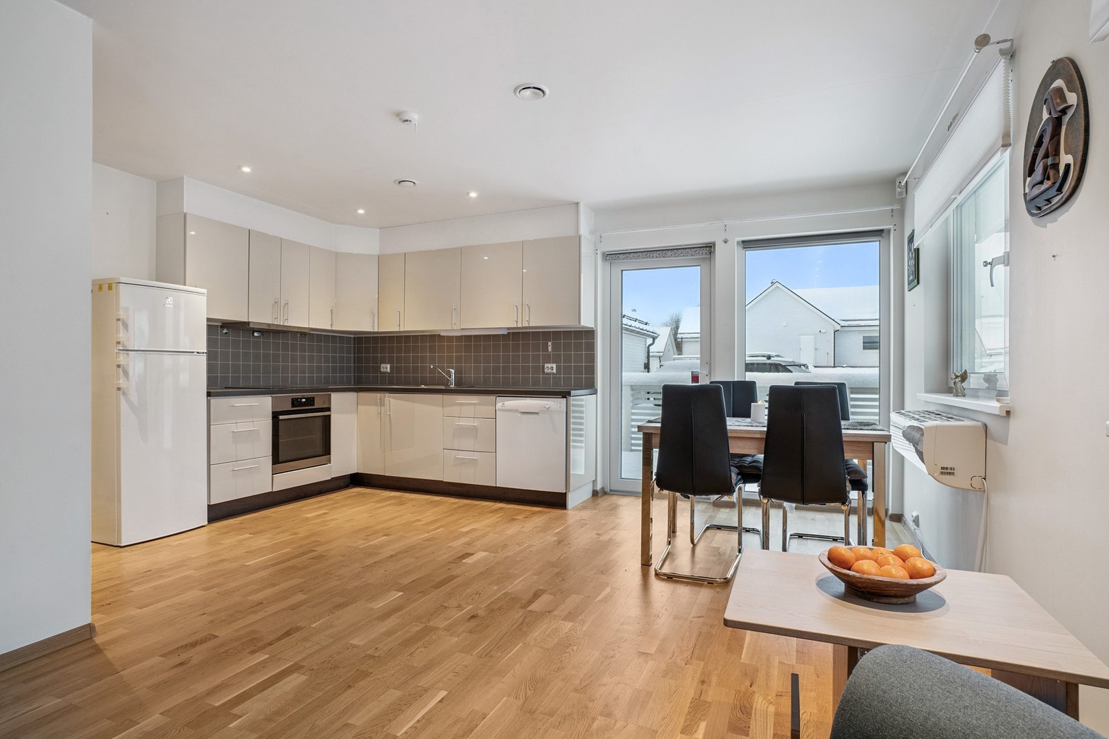 Oppvarming av leiligheten er via varmepumpe, varmekabler på bad/vaskerom og ellers elektriske panelovner. Galleribilde