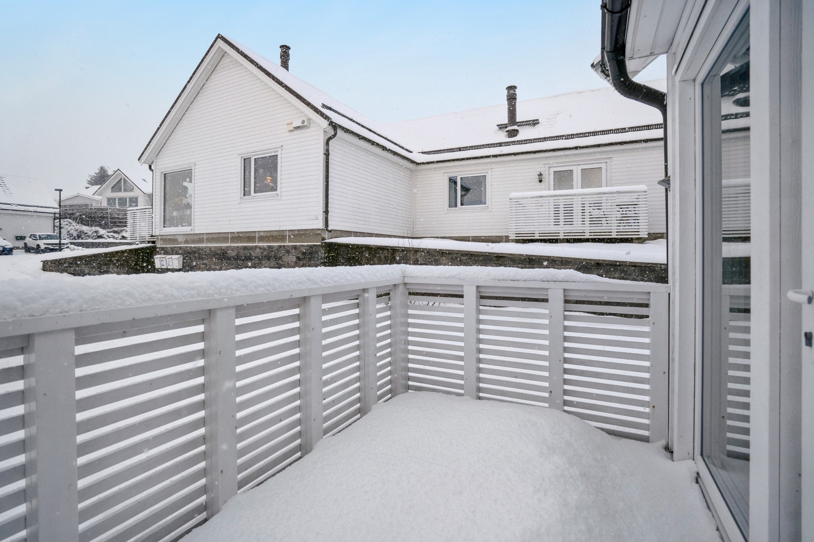 Terrassen fungerer som en forlengelse av oppholdsrommet på varmere dager. Galleribilde