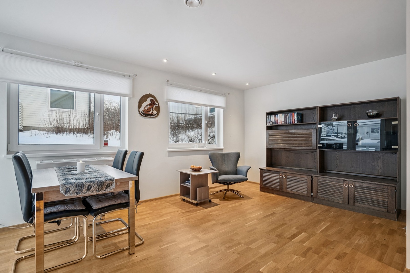 Stuen er i en åpen løsning mot kjøkkenet som bidrar til en luftig atmosfære. Galleribilde