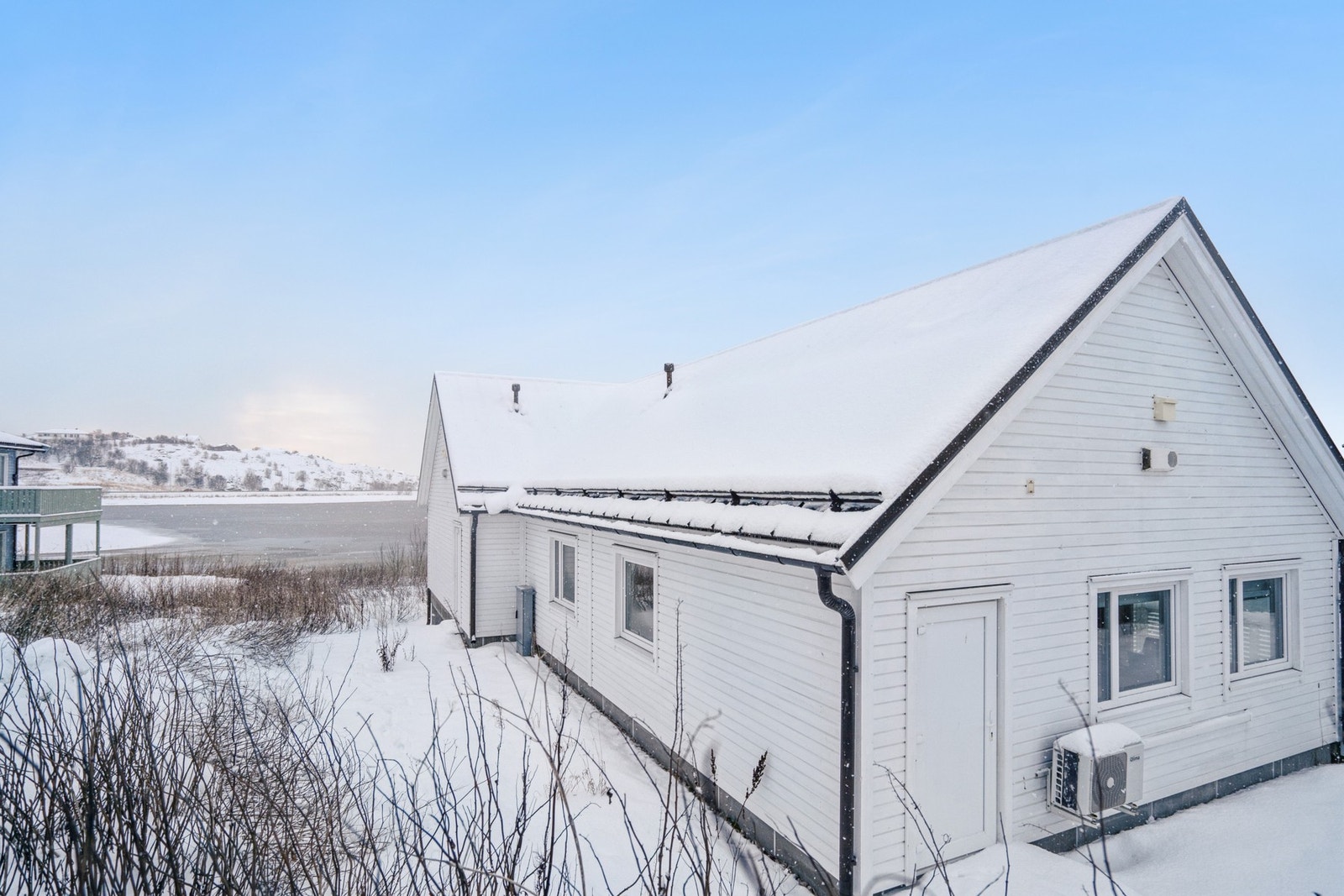Lofoten er et eldorado for friluftsinteresserte med muligheter for sykling, klatring, kajakkturer, skiløyper, fisking, bading og mye mer. Galleribilde