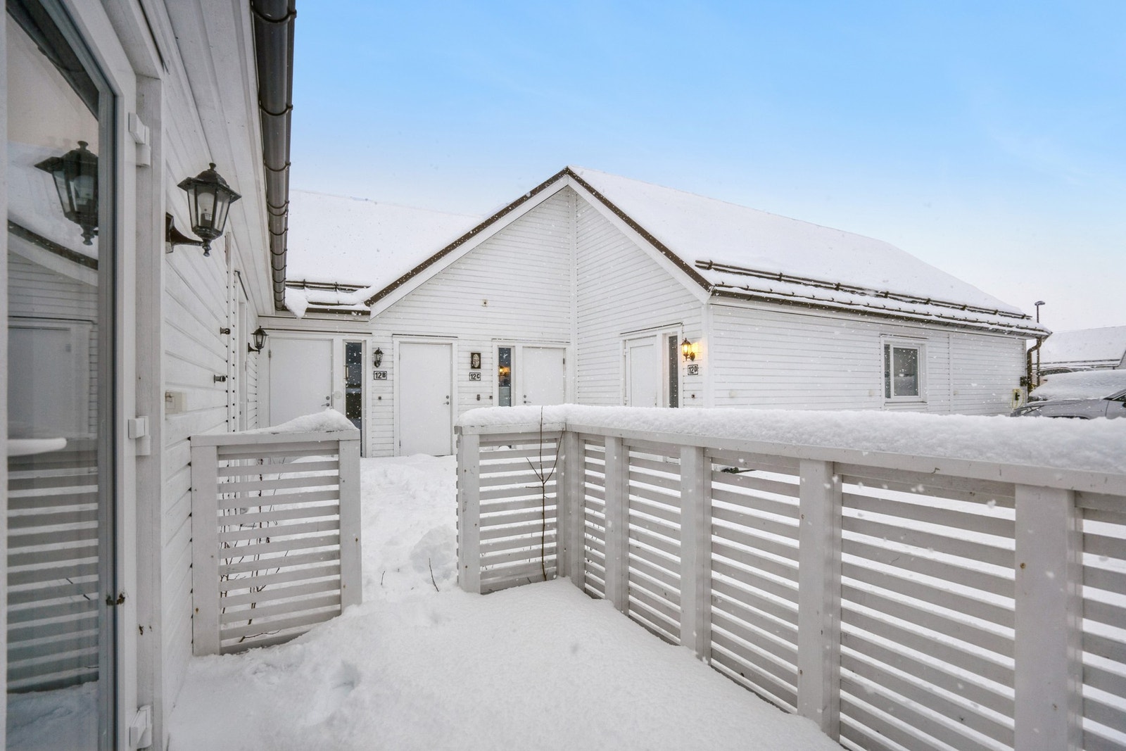 Det er plass til et lite bord og stoler her. Galleribilde