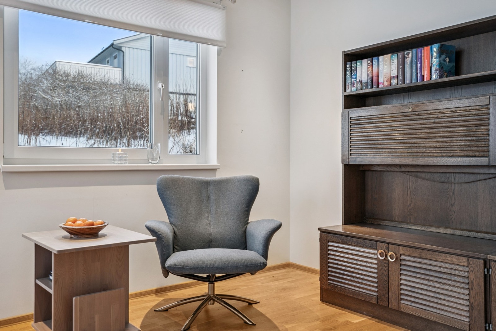 De store vinduer i rommet slipper inn rikelig med dagslys. Galleribilde