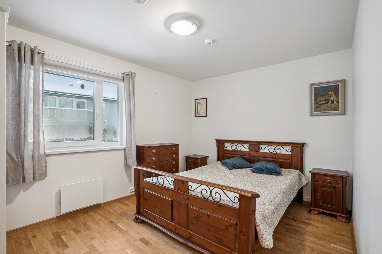 Hovedsoverom som i dag er innredet med dobbeltseng, nattbord, kommode og garderobeskap. Galleribilde