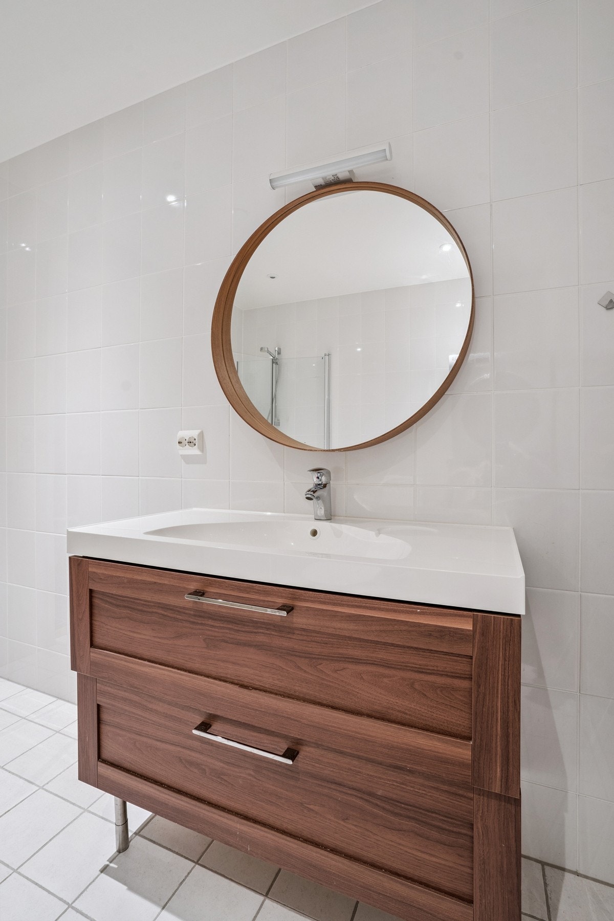 Innredet med servant på møbel, dusjhjørnet, toalett og opplegg for vaskemaskin. Galleribilde