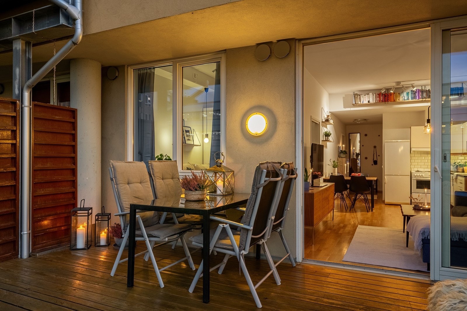 Utenfor leiligheten har man en stor markterrasse på 14 kvm - perfekt for varme sommerdager. Galleribilde