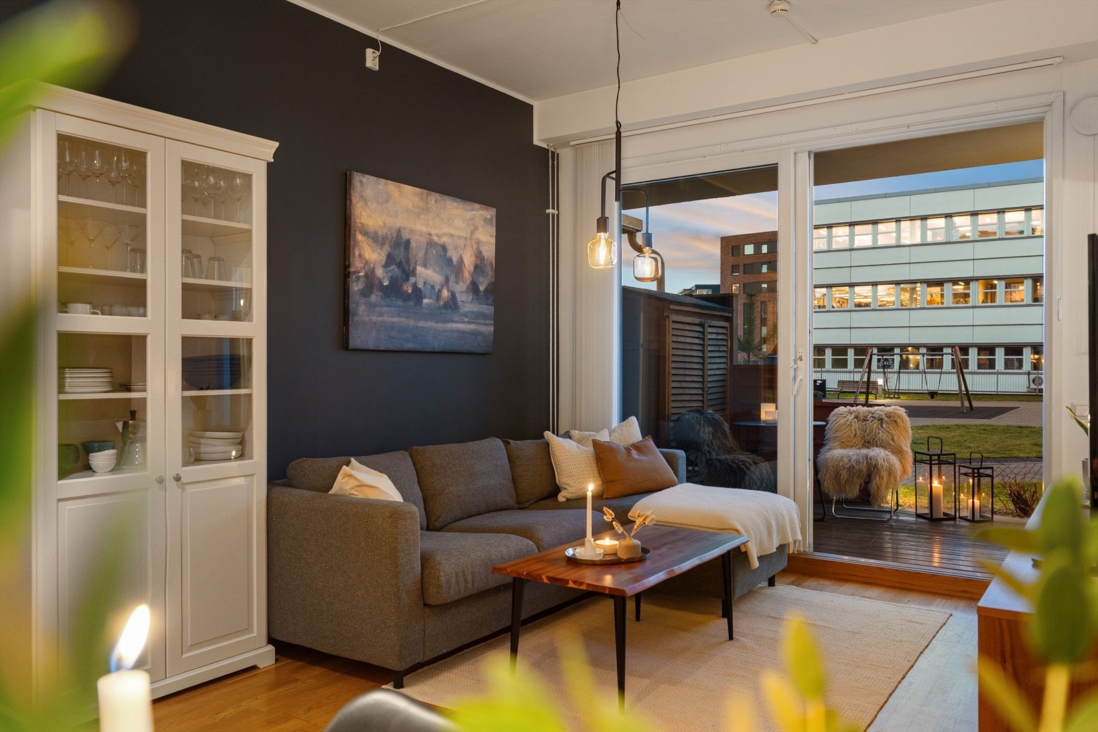 Inne i leiligheten finner man en praktisk stue/kjøkkenløsning på til sammen 26.5 kvm. Galleribilde