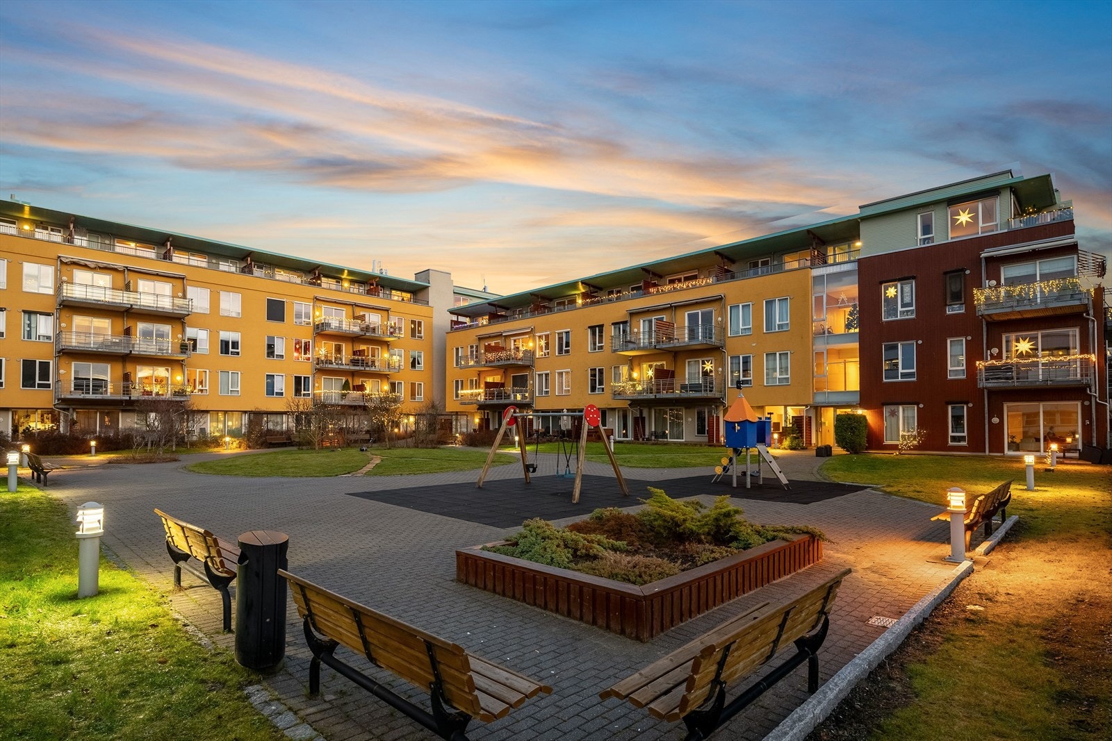 Trondheim sentrum ligger en kort kjøretur eller sykkeltur unna. Området har også et godt kollektivtilbud via buss og tog. Galleribilde