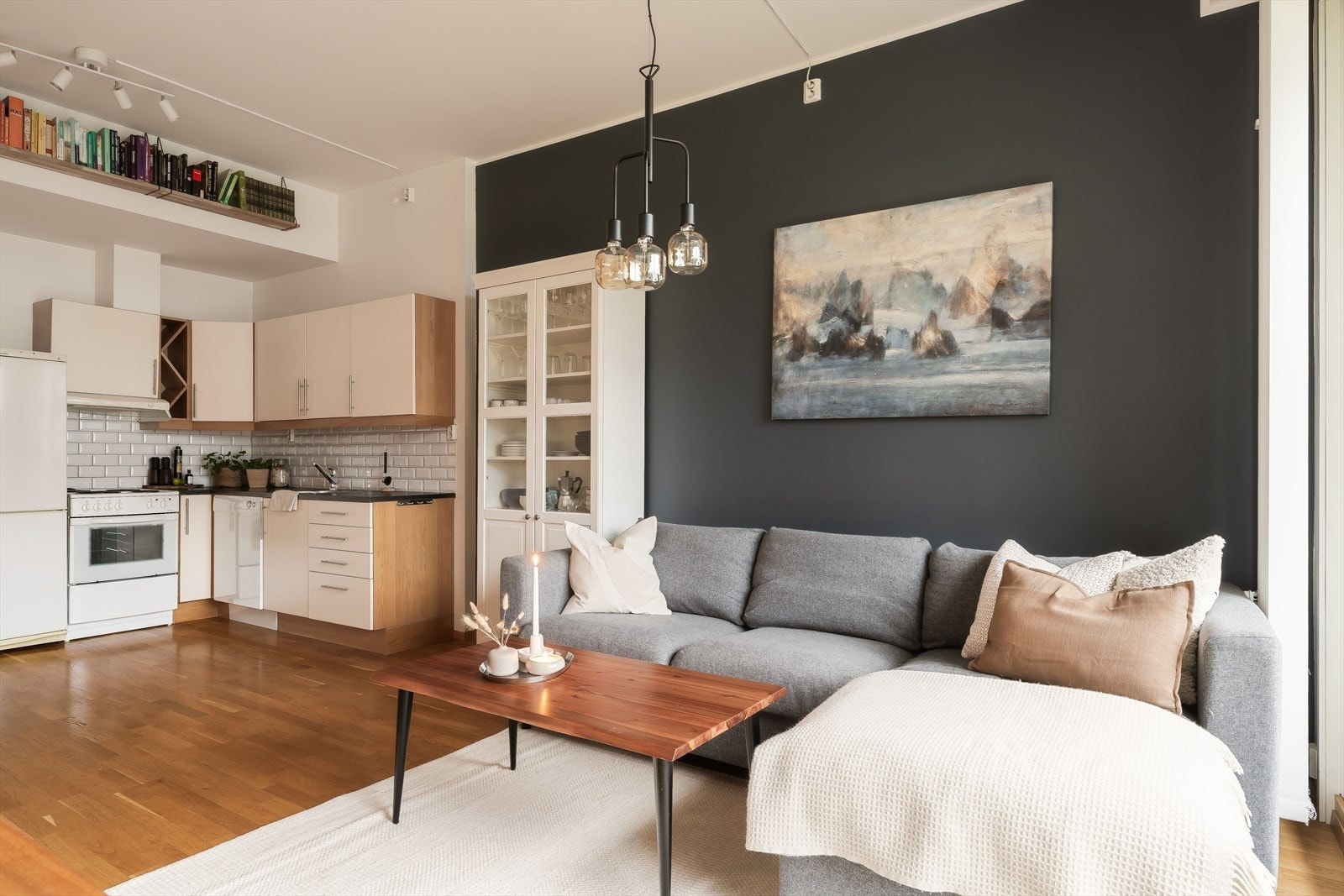 Boligen disponerer romslig lagringsplass i kjellerbod, og bygget er utstyrt med heis som gir trinnfri og enkel adkomst direkte fra parkeringskjelleren. Galleribilde