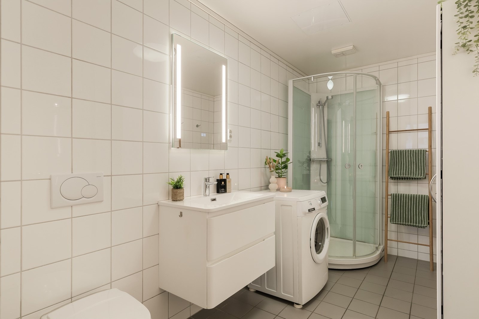 Badet ligger i tilknytning til soverommet og er på hele 7 kvm. Galleribilde