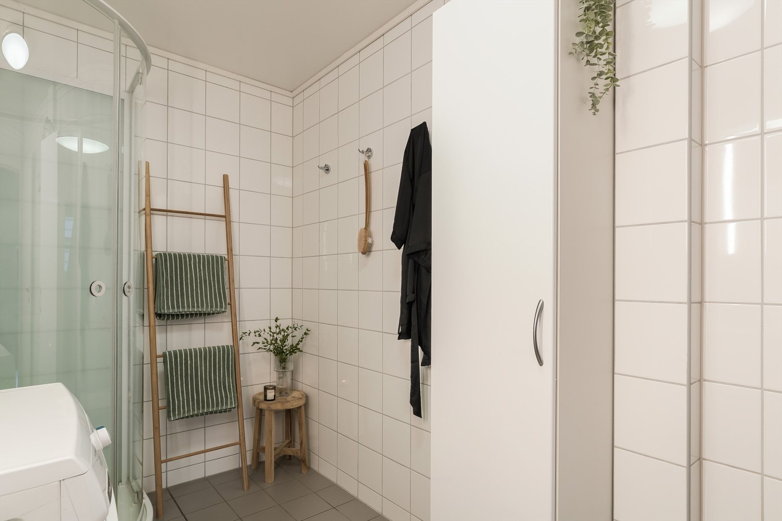 Her er det plass til både skap og vaskemaskin. Galleribilde