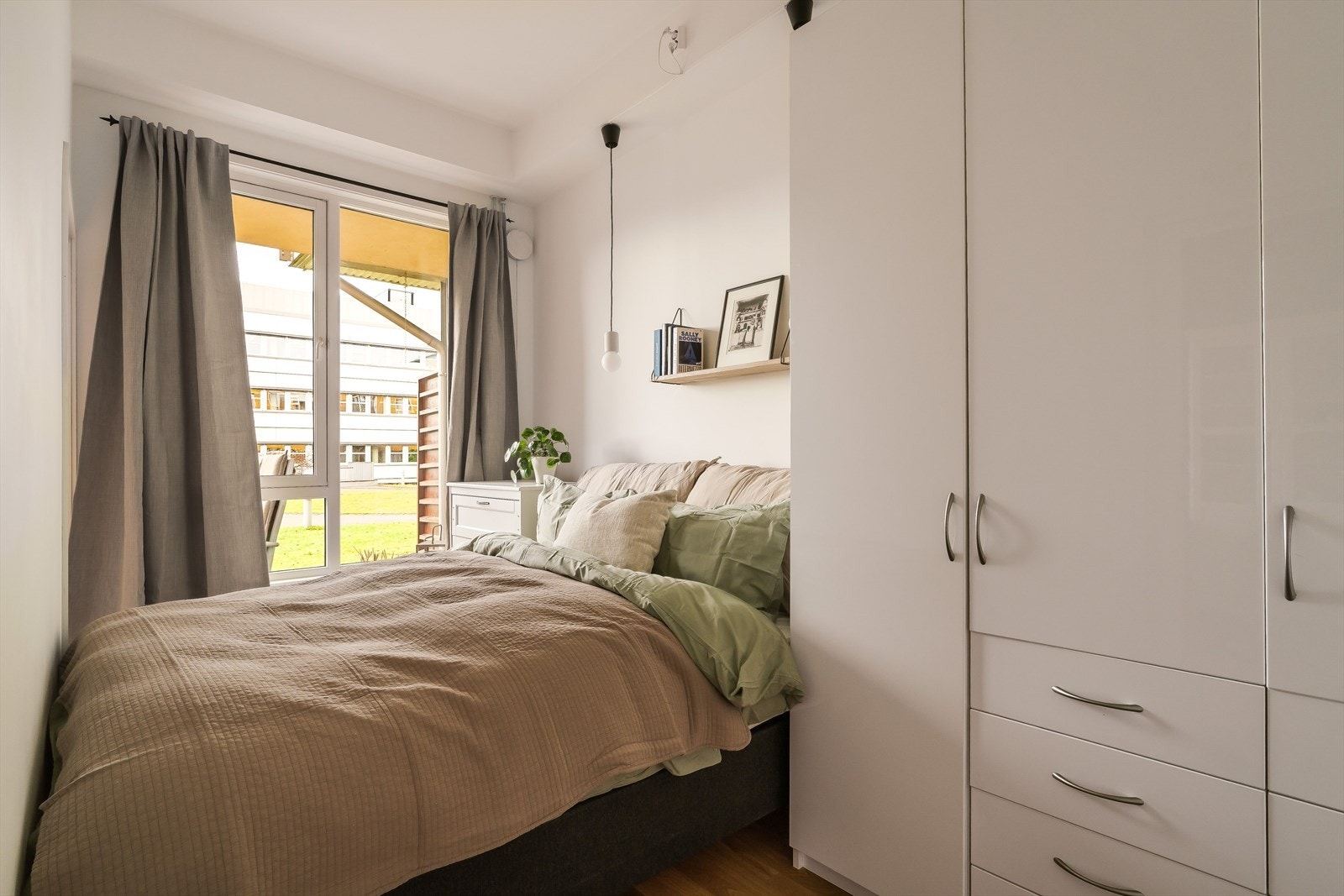 Soverommet har adkomst gjennom to dører, og har et stort vindu som sikrer godt gjennomslipp av naturlig lys. Galleribilde