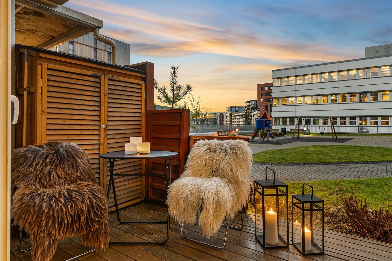 Leiligheten er fra 2006 og fremstår med en gjennomført og tidsriktig standard, kombinert med en attraktiv plassering med åpent preg og utsikt mot velholdte, grønne fellesområder. Galleribilde