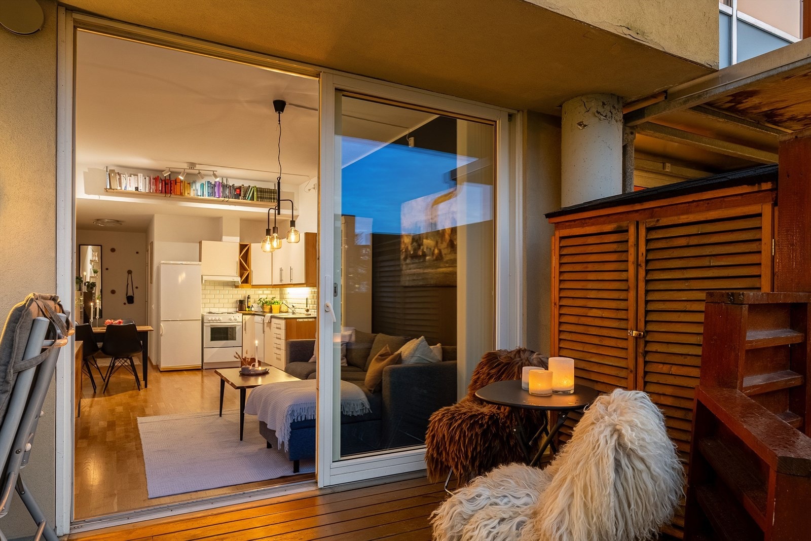 Terrassen vender mot sør-vest, noe som sikrer gode solforhold store deler av dagen midtsommers. Galleribilde