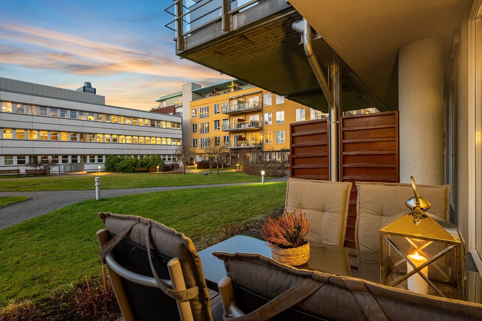 Leiligheten ligger i gåavstand fra City Lade, ladestien, 3T og flere dagligvarebutikker. Galleribilde