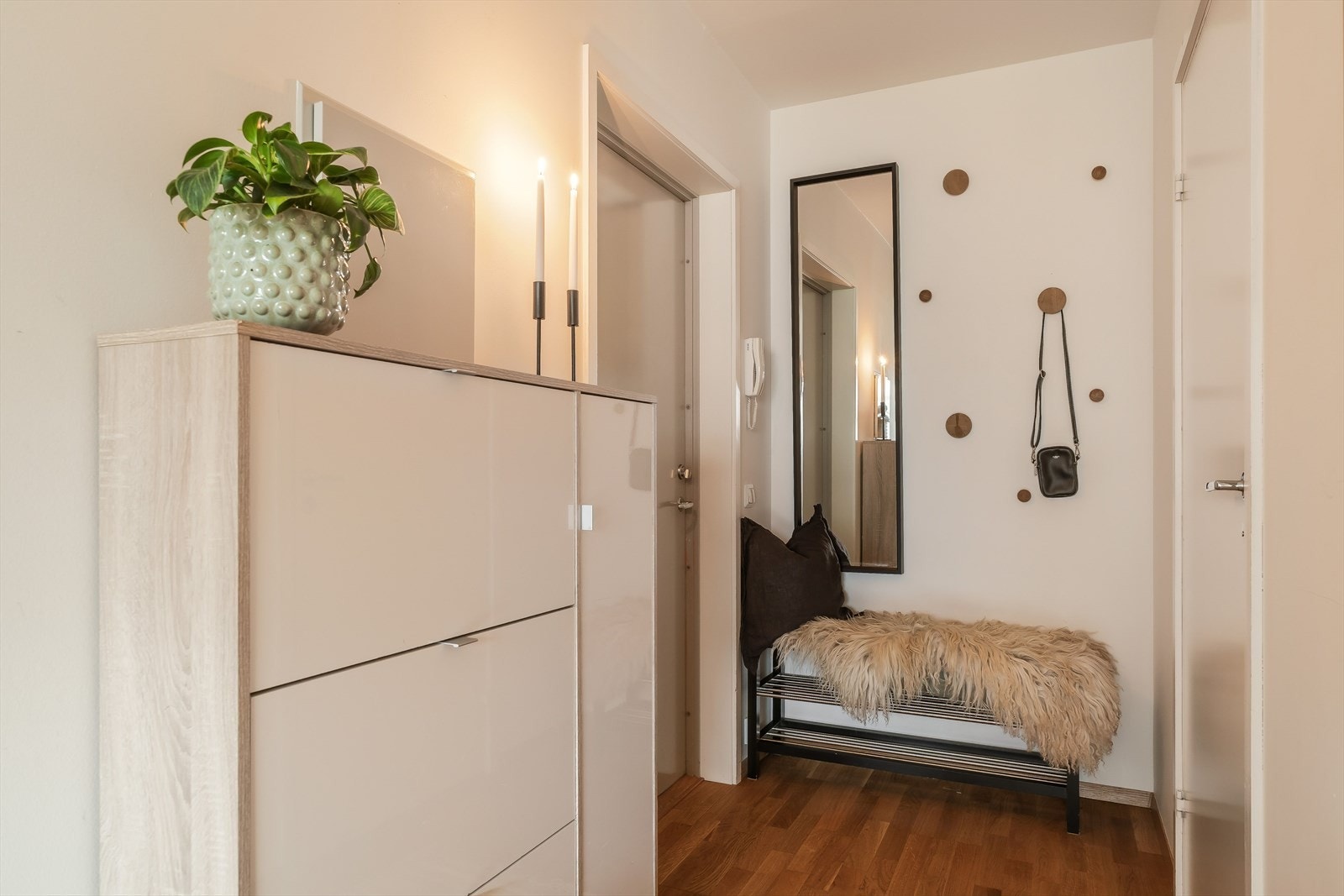 I gangen har man også plass til ulike oppbevaringsløsninger. Galleribilde