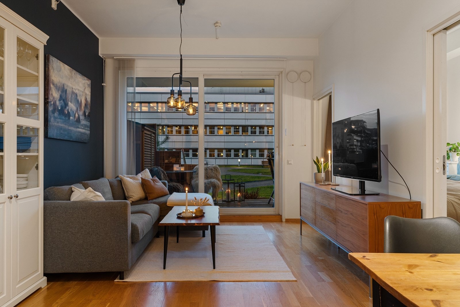 Det følger parkeringsplass med leiligheten. Galleribilde