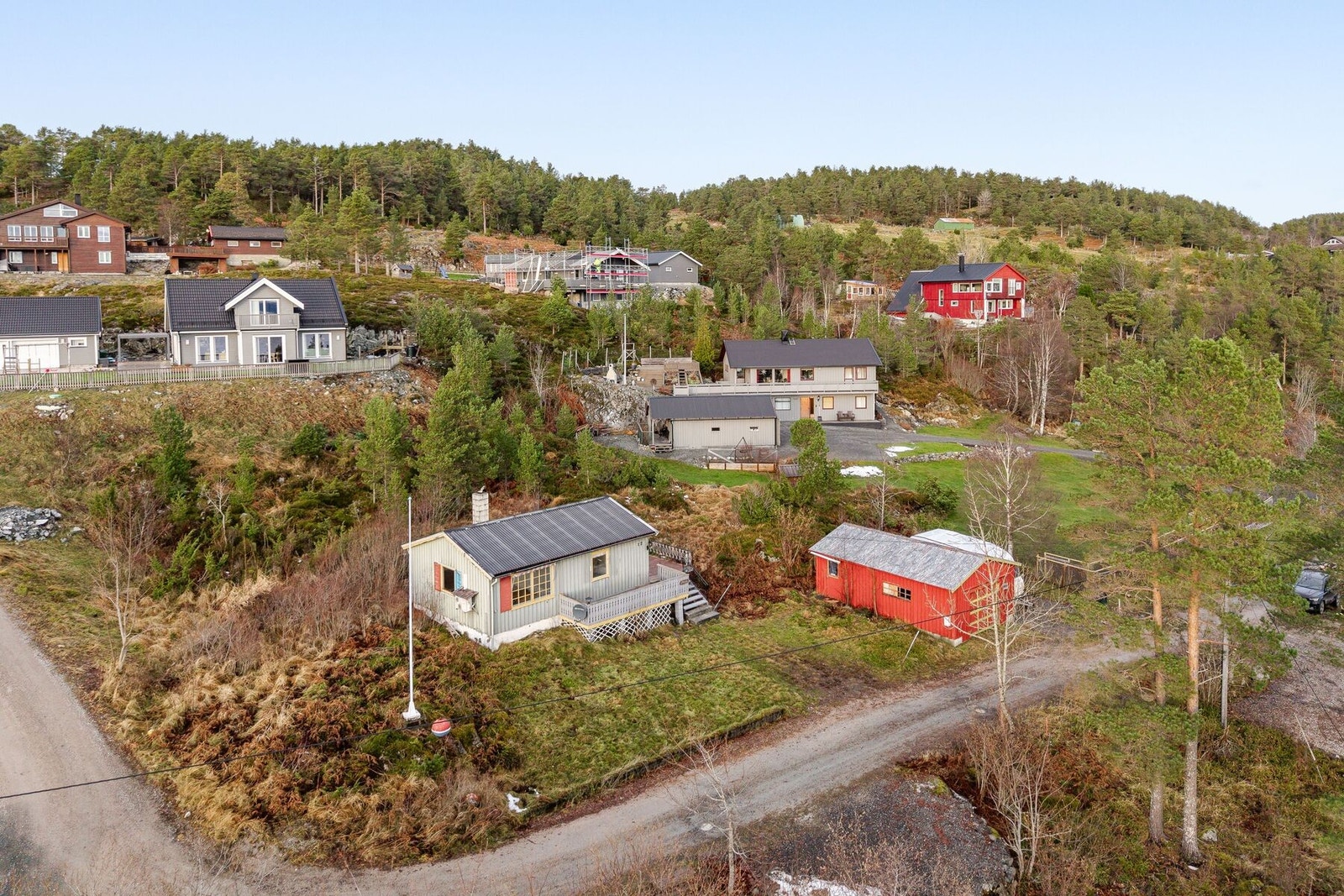 Med sjøen lett tilgjengelig er området et ypperlig utgangspunkt for fritidsaktiviteter som kajakkpadling, sportsfiske, havørnsafari m.m. Galleribilde