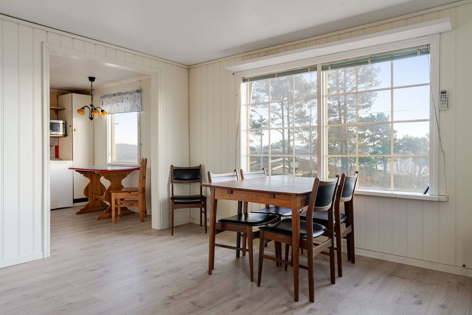 God plass til blant annet sofa og spisebord Galleribilde