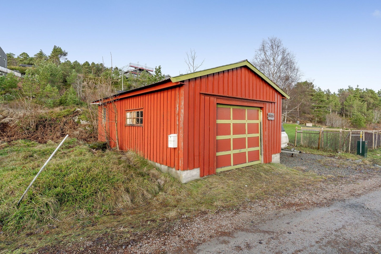 Garasjen er på ca. 35 m² og er oppført i 1977 Galleribilde