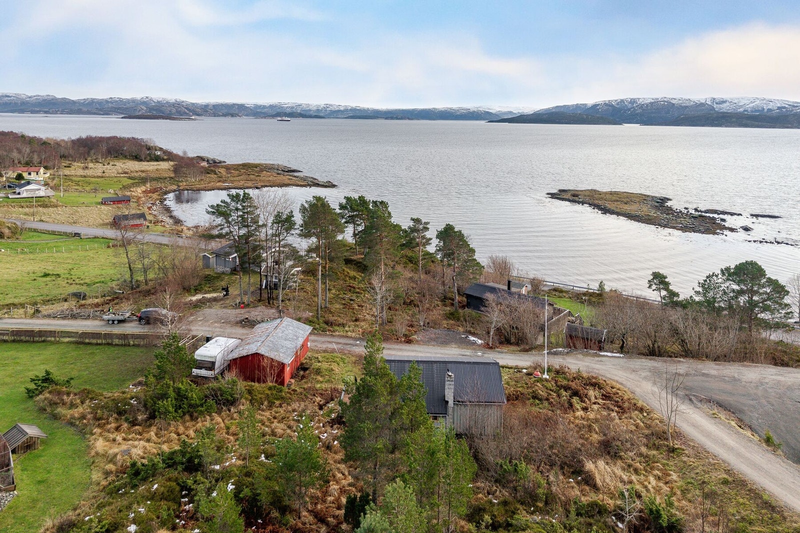 Boligen ligger i umiddelbar nærhet til flotte turområder som Ramnfjellet og Engelsmannsveien/Hifjellvatnet. I tillegg ligger det ei populær fjære/strand like ved boligen Galleribilde