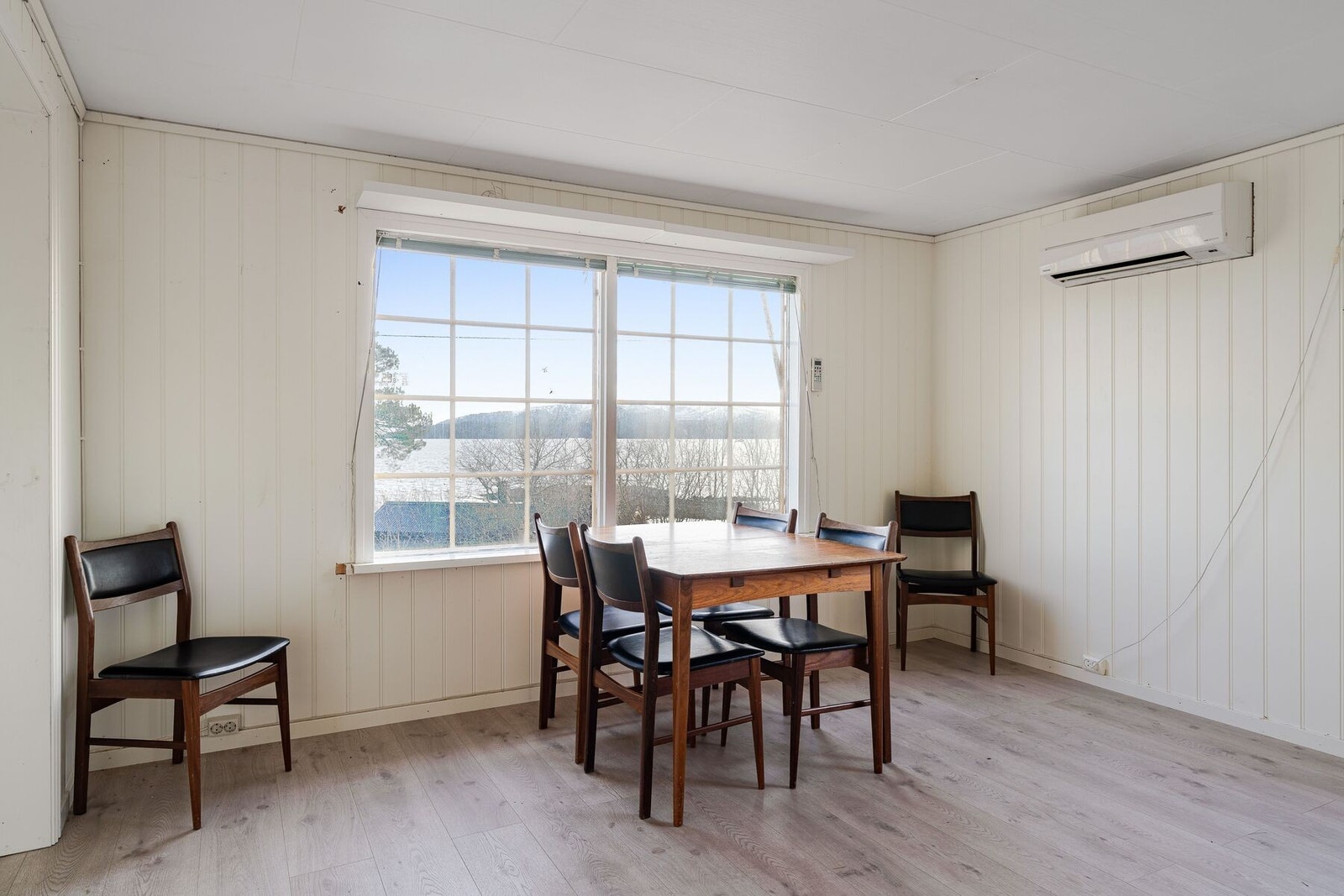 Det er installert varmepumpe, samt vedfyring i boligen Galleribilde