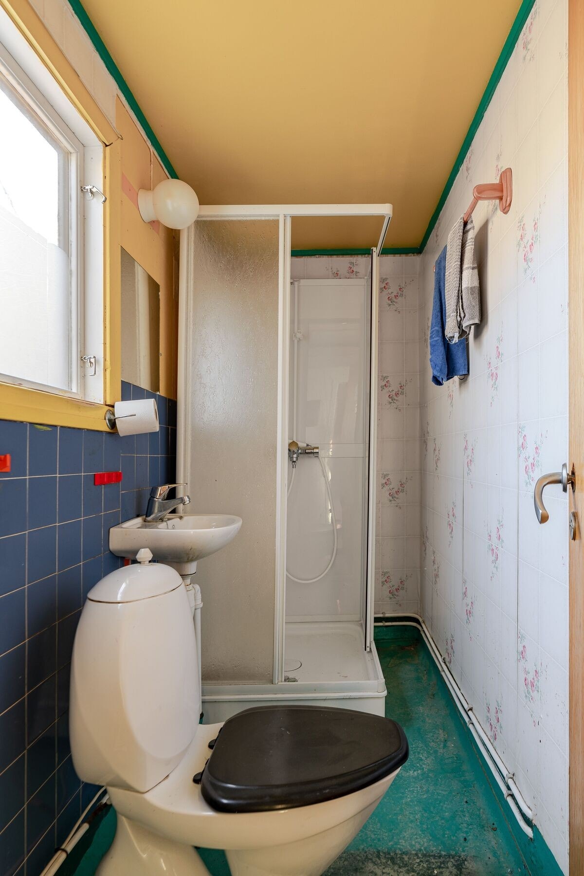 Lite bad på ca. 3 m² med dusjkabinett, toalett og servant Galleribilde