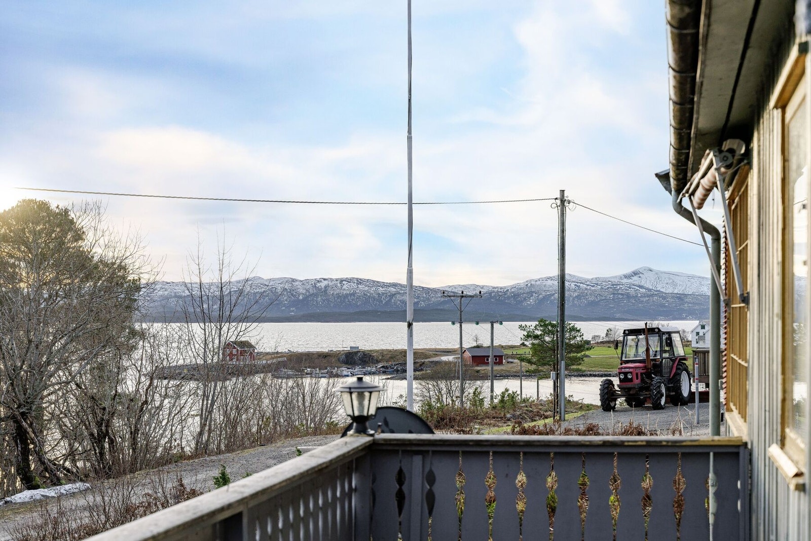 Eiendommen ligger ca. 50 meter fra sjøen og har flott utsikt utover leia Galleribilde