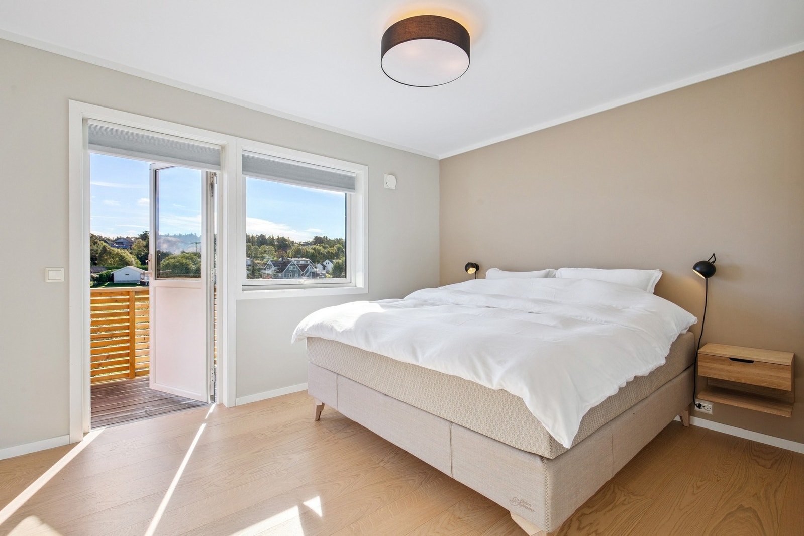 Hovedsoverom med utgang til veranda Galleribilde