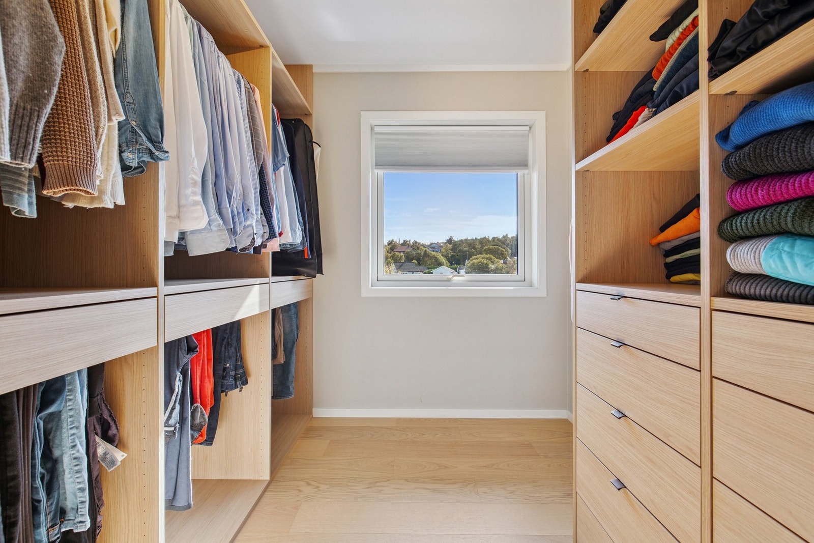Walk-in-closet. Rommet er opprinnelig et soverom. Galleribilde