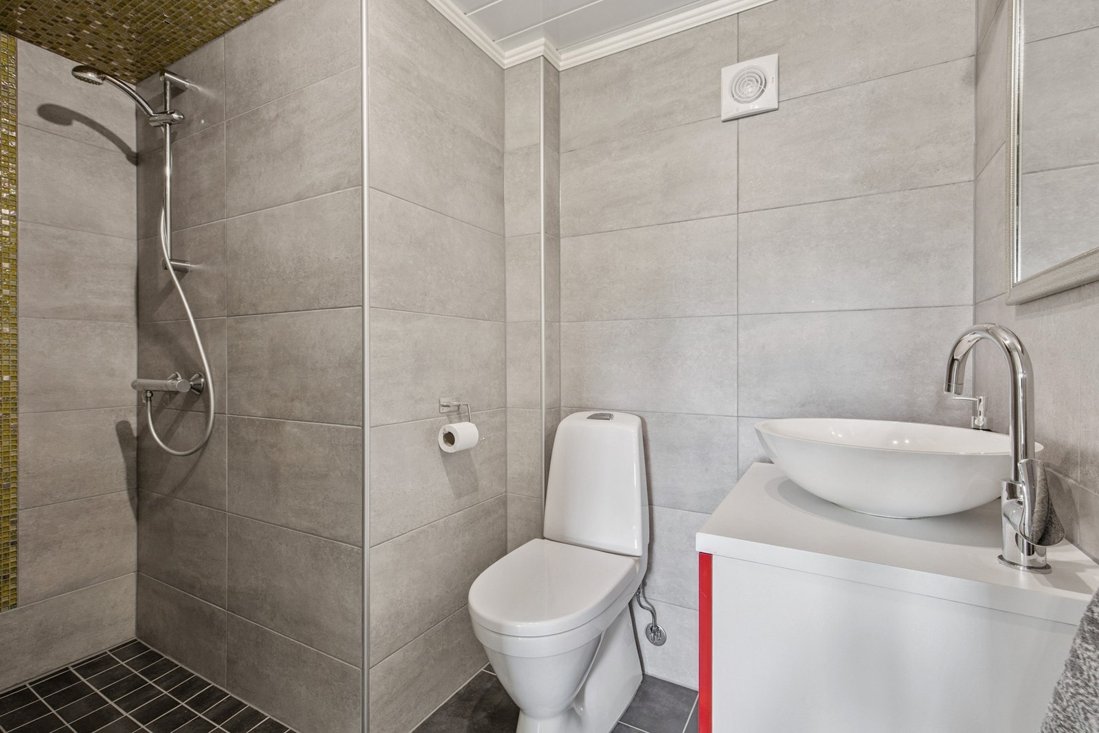 Flislagt bad i underetasje. Rommet er innredet med servant, toalett og dusjvegger/hjørne. Rommet er opprinnelig en bod. Søknadspliktig tiltak Galleribilde