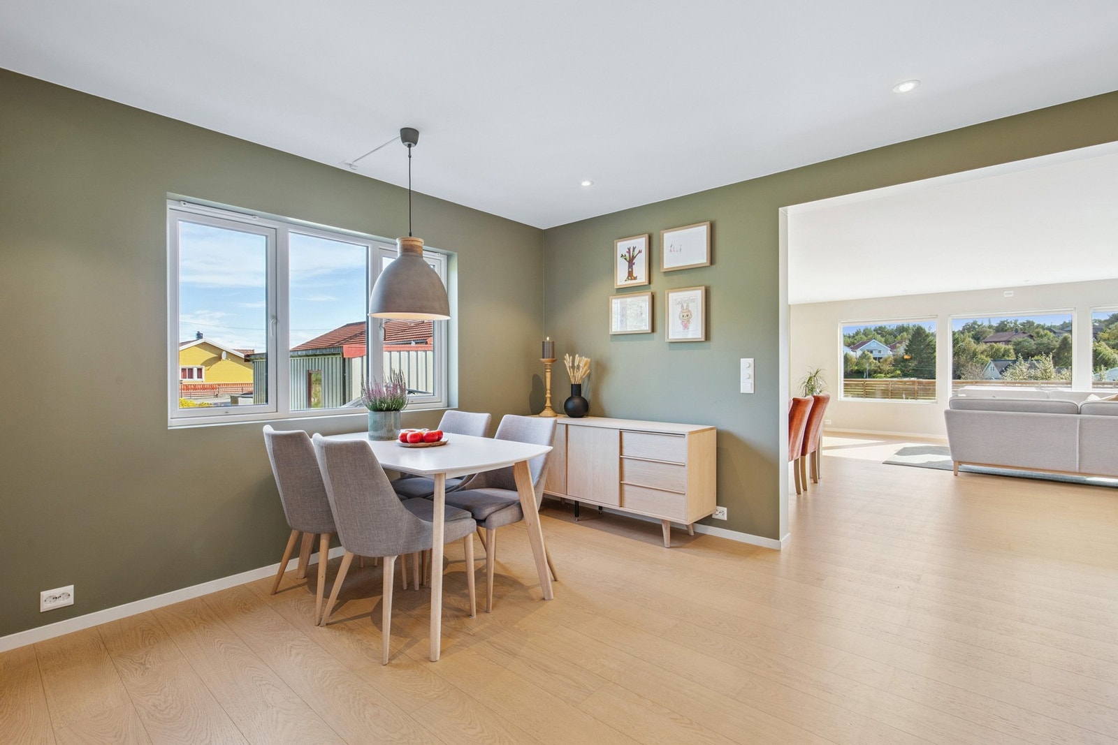 Delvis åpen løsning mellom kjøkken og stue Galleribilde