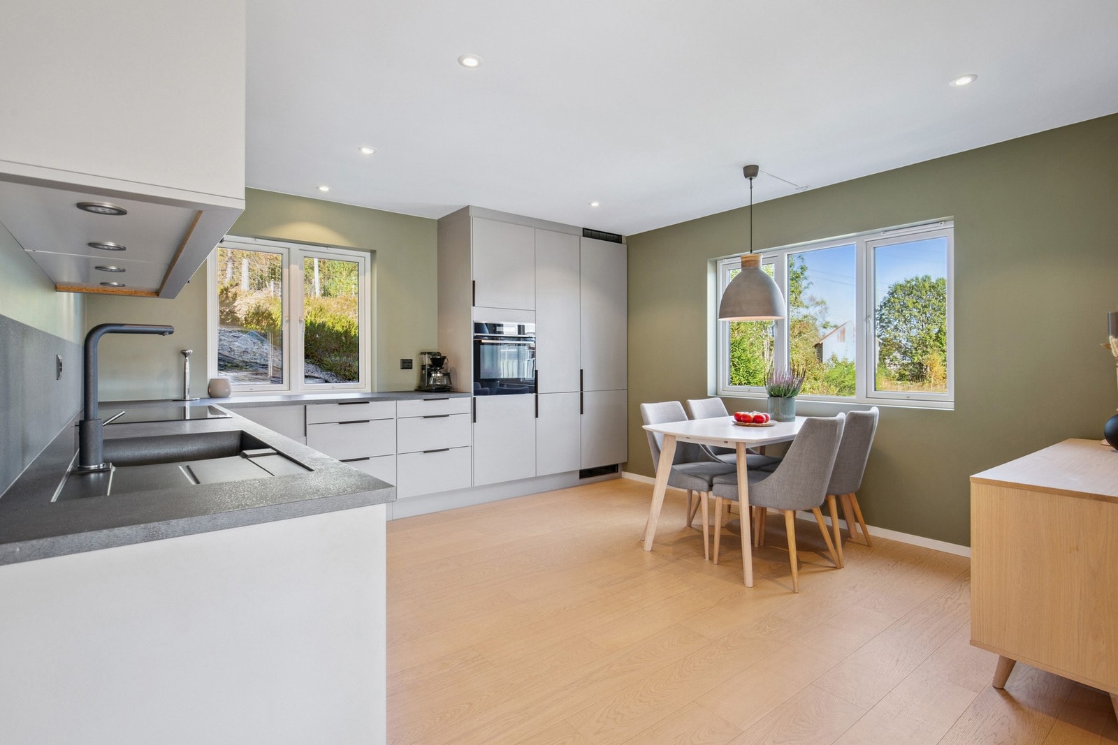 Romslig kjøkken med god plass til spisegruppe Galleribilde