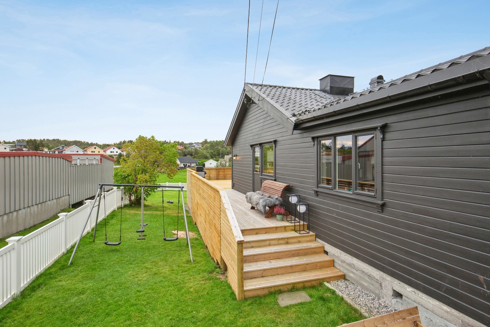 Trapp ned i hagen fra veranda Galleribilde