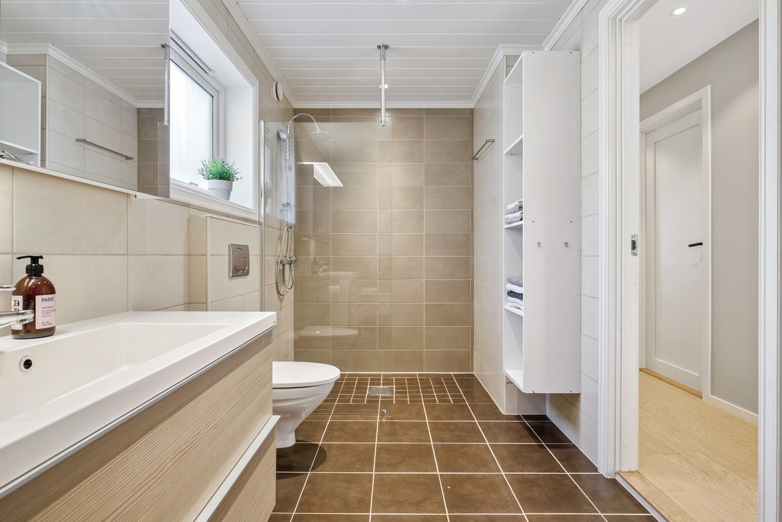 Flislagt bad i hovedetasje med varmekabler i gulv Galleribilde