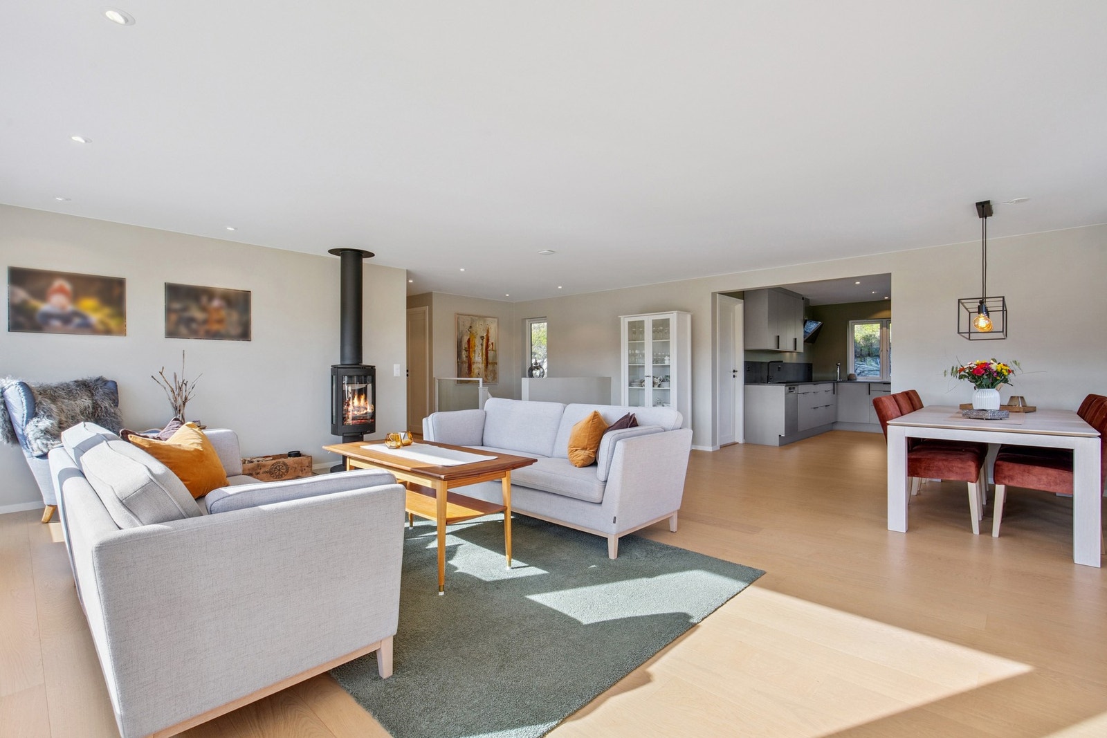 Store vindu på stue gir godt med lysinnslipp Galleribilde