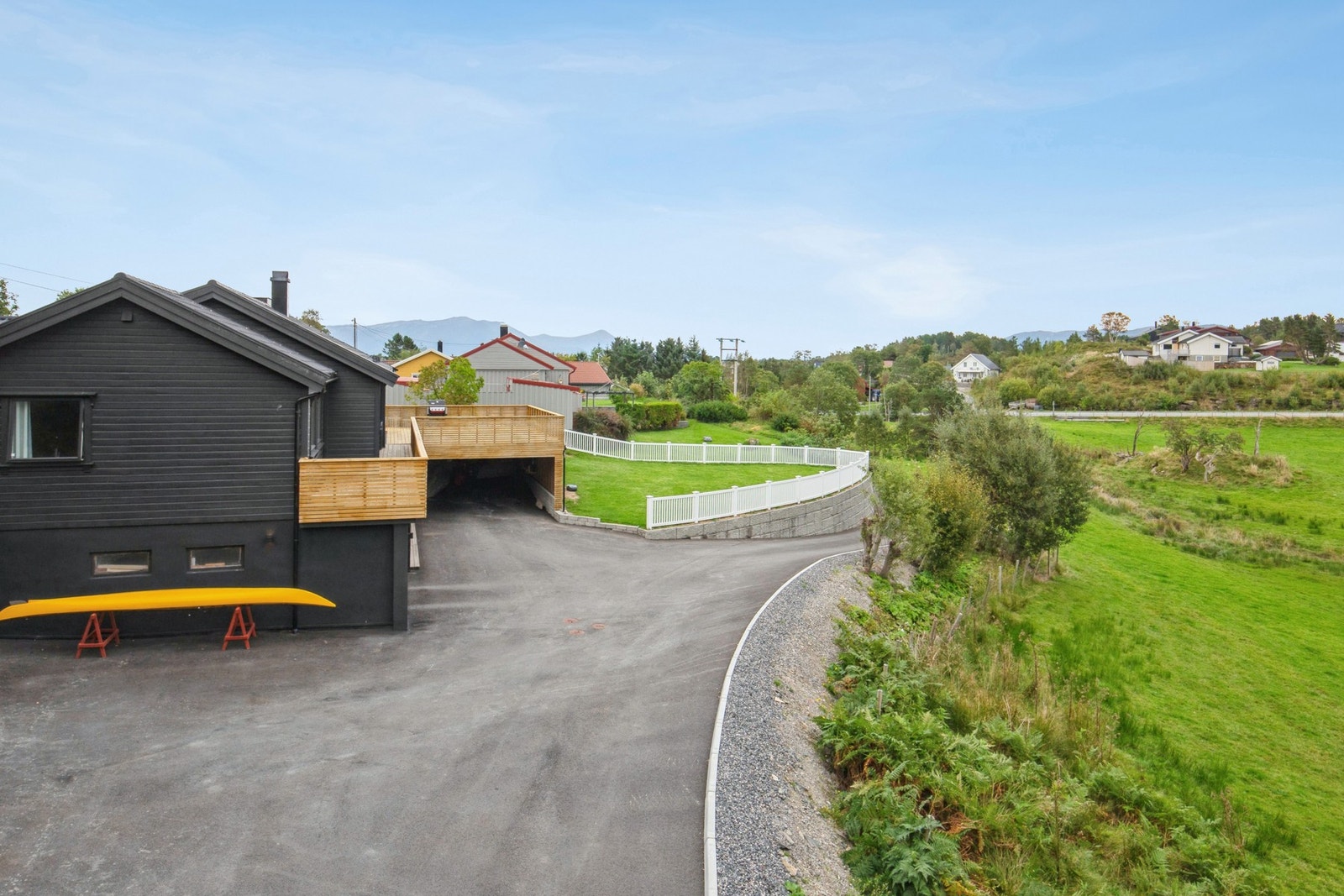 Stor tomt med gode parkeringsmuligheter. Integrert garasje og carport Galleribilde