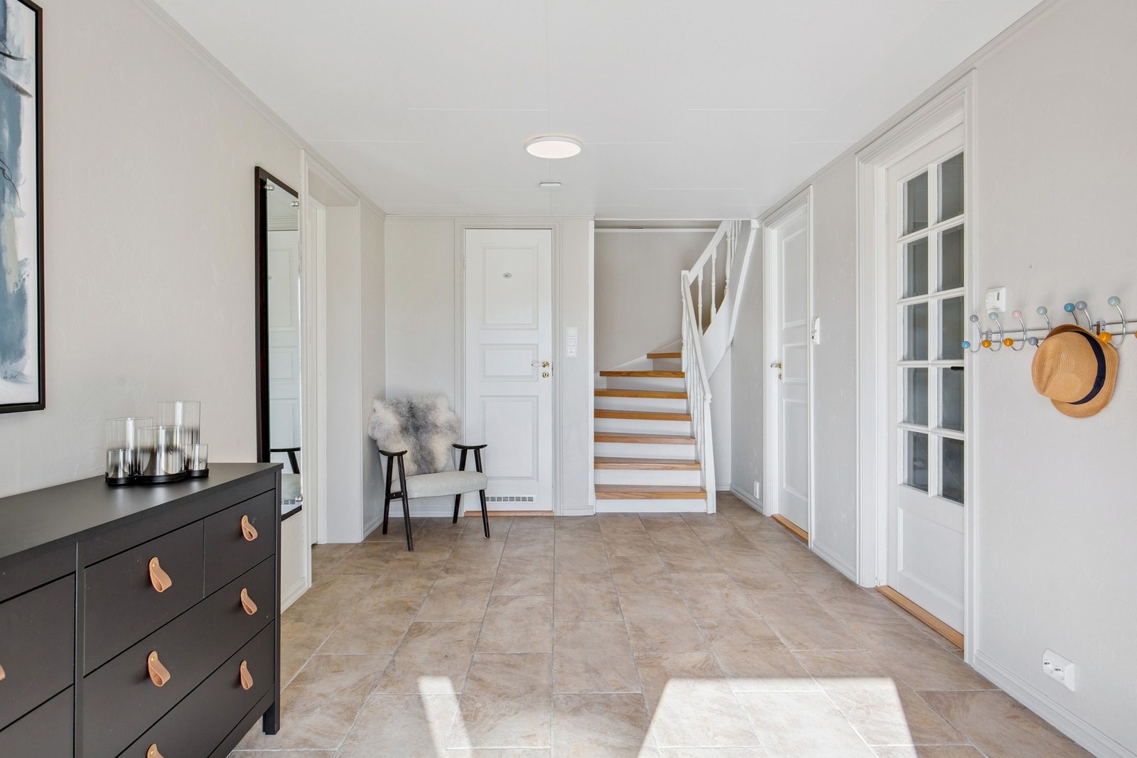 Romslig og innbydende entre Galleribilde