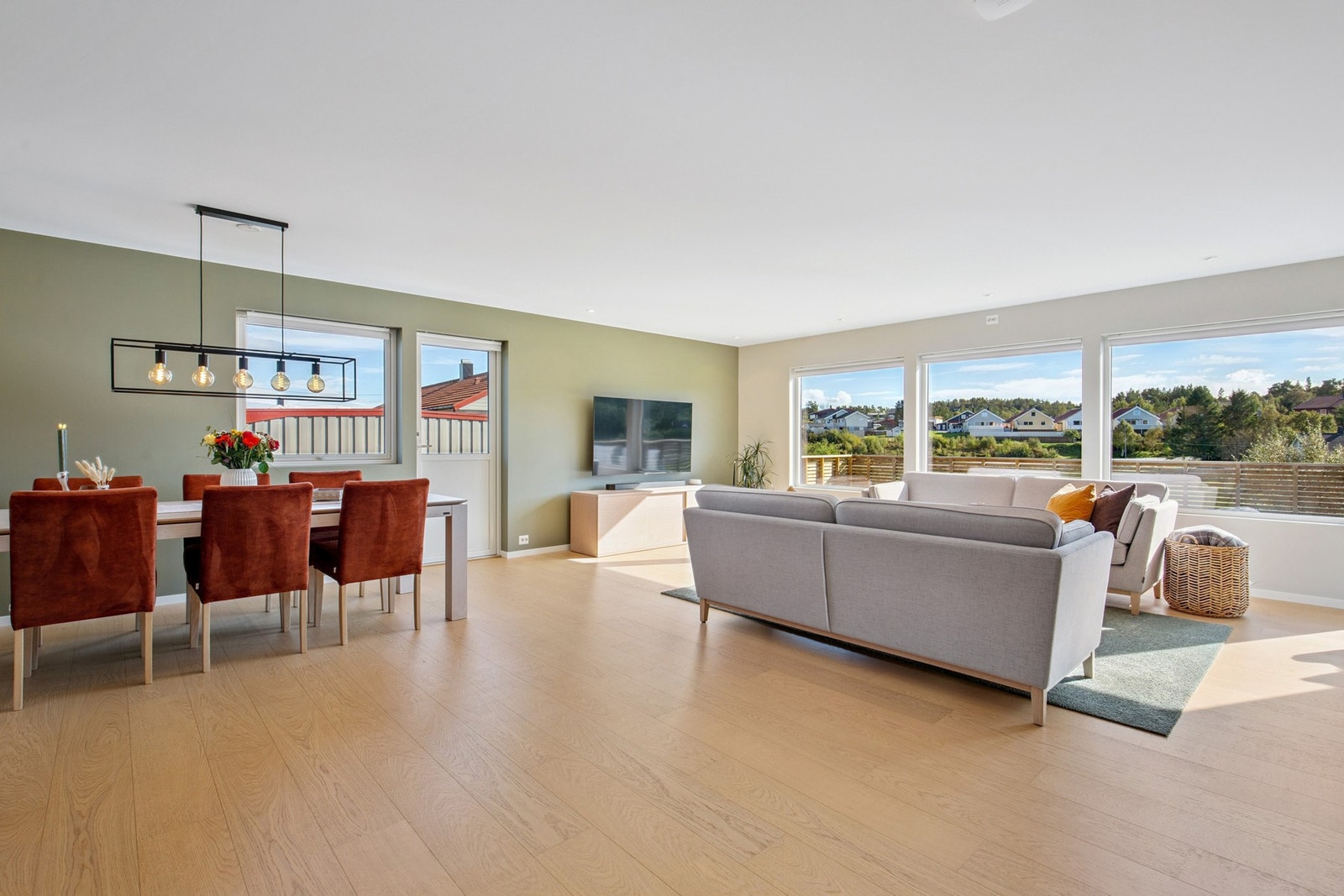 Fra stue er det utgang til veranda Galleribilde